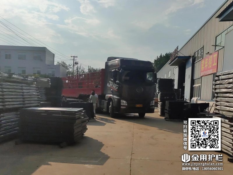 2023年8月4日鋅鋼連廊欄桿裝車發(fā)貨！