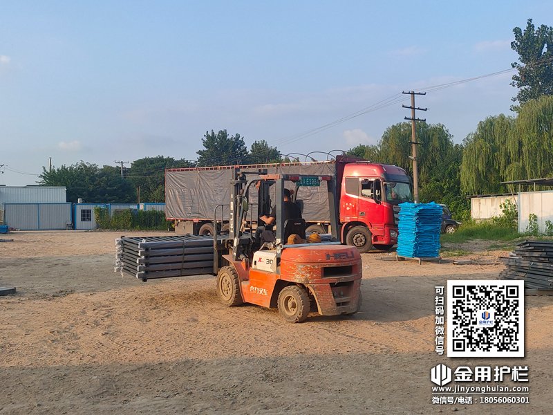 2023年8月11日鋅鋼連廊欄桿裝車發(fā)貨！