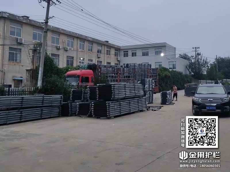 2023年10月7日鋅鋼陽(yáng)臺(tái)欄桿裝車發(fā)貨！