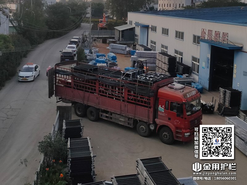 2023年10月17日鋅鋼百葉窗裝車發(fā)貨！