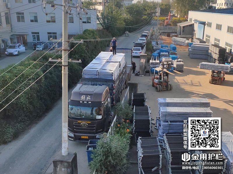 2023年10月18日鋅鋼陽臺(tái)欄桿裝車發(fā)貨！