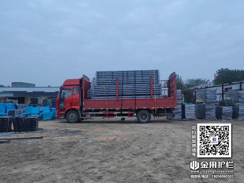2023年11月15日鋅鋼陽臺(tái)護(hù)欄裝車發(fā)貨！