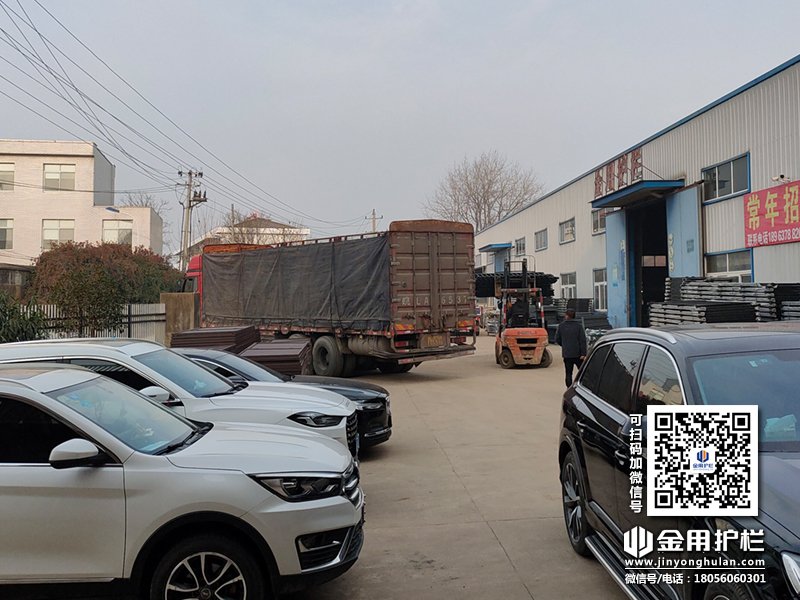 2023年1月2日鋅鋼圍墻護(hù)欄裝車發(fā)貨！