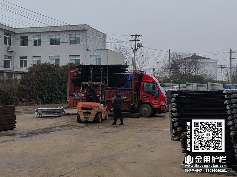 2024年1月4日鋅鋼圍墻護(hù)欄裝車發(fā)貨！