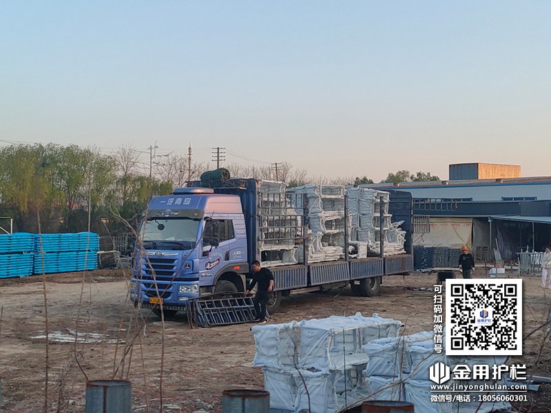 2024年4月3日鋅鋼空調(diào)護(hù)欄裝車發(fā)貨！