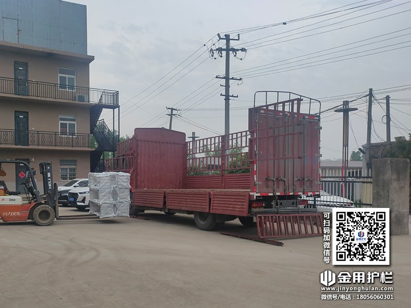 2024年4月17日鋅鋼空調(diào)護(hù)欄裝車發(fā)貨！