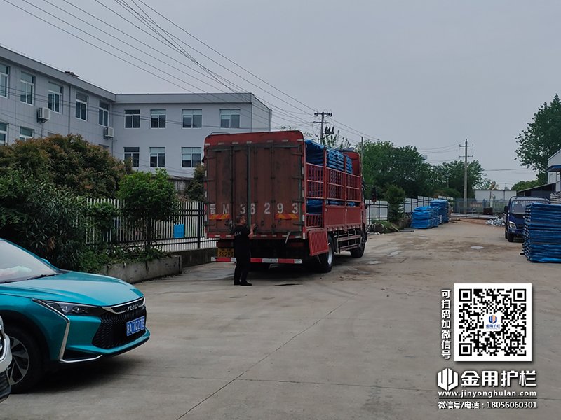 2024年4月22日鋅鋼陽(yáng)臺(tái)護(hù)欄裝車發(fā)貨！