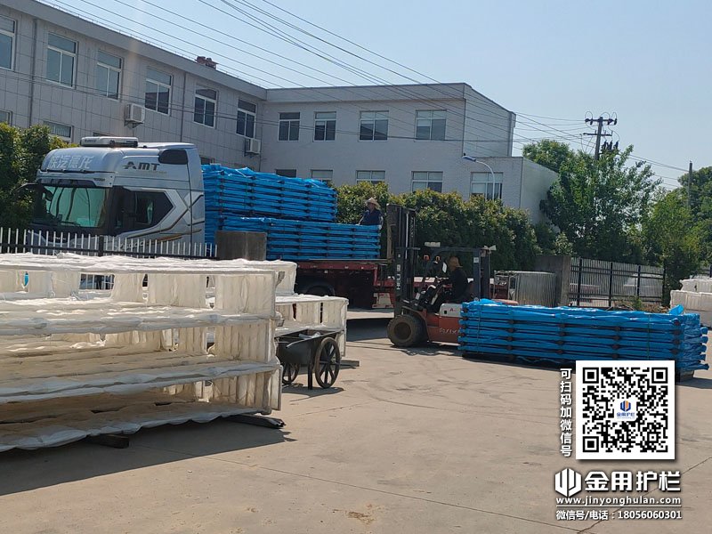 2024年5月17日鋅鋼陽(yáng)臺(tái)護(hù)欄裝車發(fā)貨！