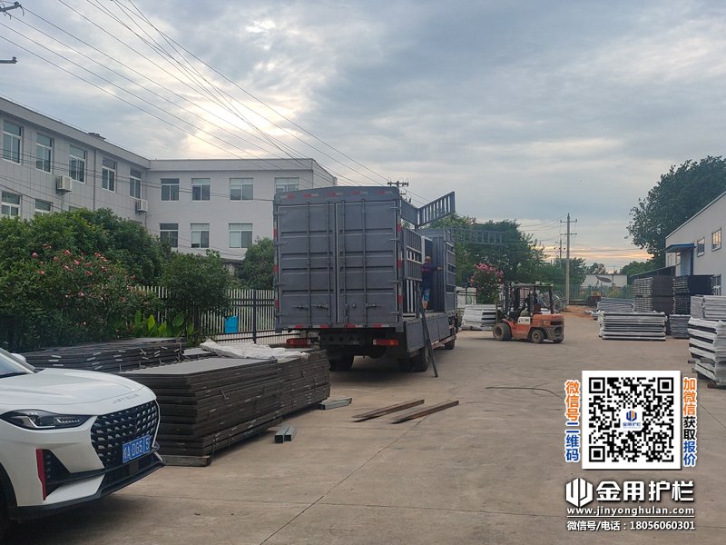 2024年7月17日鋁合金百葉窗裝車(chē)發(fā)貨！