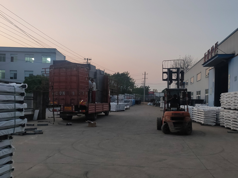 2024年11月14日鋅鋼護(hù)窗欄桿裝車發(fā)貨！