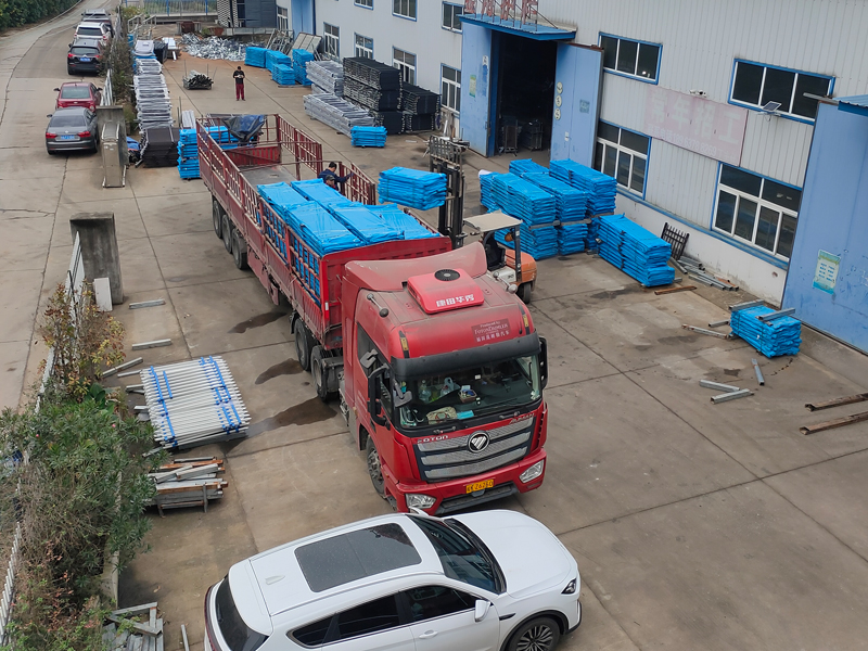 2024年11月21日鋅鋼陽(yáng)臺(tái)護(hù)欄裝車發(fā)貨！