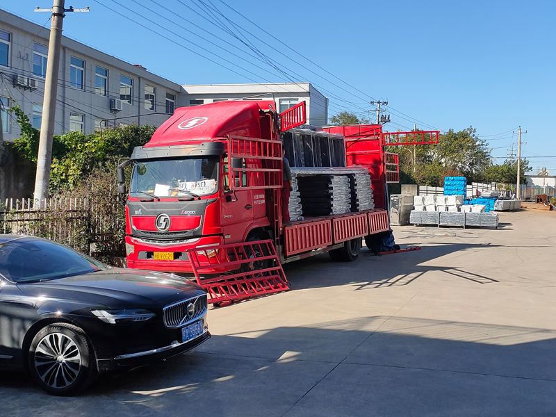 2024年11月30日鋅鋼玻璃護(hù)欄裝車發(fā)貨！