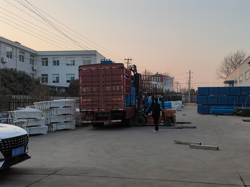 2025年1月4日鋅鋼陽臺欄桿裝車發(fā)貨！